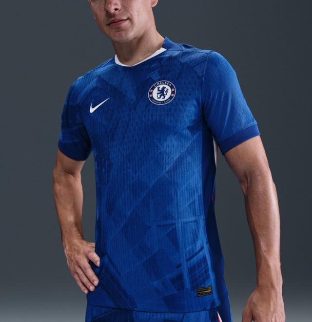 九游体育-切尔西新赛季球衣泄露：采用传统蓝色设计配有不规则图案印花